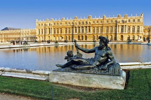 Palace of Versailles and Giverny private Tour