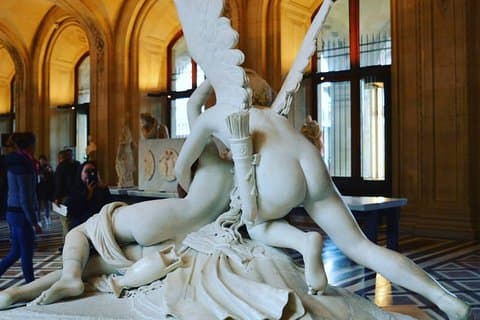 Louvre Museum Private 2-h Tour on Italian Art and masterpieces