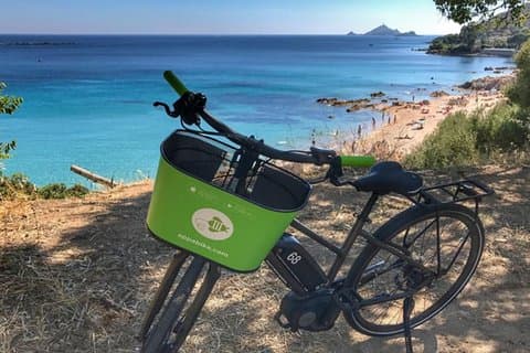 Go to the wonderful Sanguinaires islands beaches on amazing electric bikes with Bosch motors.