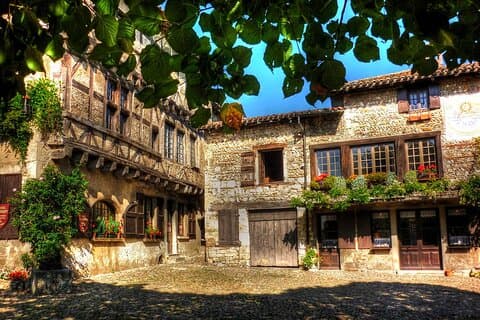 Private Full Day Tour of Perouges and Annecy from Lyon with Hotel pick-up