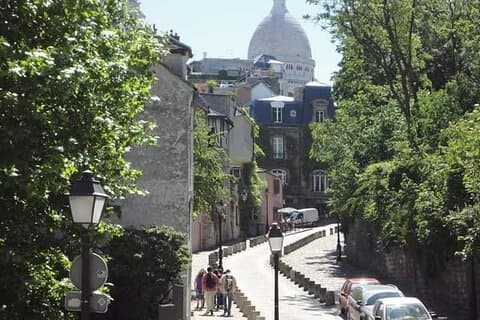 Group tour of the Montmartre district in Italian