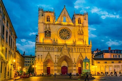 Lyon Ghost Hunt: Follow the Shadows Exploration Game
