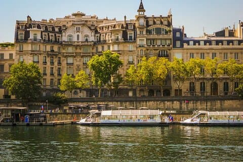 Marais with Seine River Cruise and la Vallée Village shopping tour