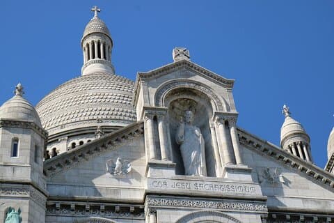 Private Vintage Car Tour with "Montmartre" area in Paris and Pick up drop