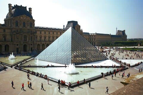 Louvre Museum Private Guided Tour with Access