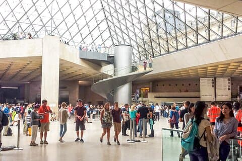 Private Paris Tour: Louvre, Museum of Illusions and Seine Cruise