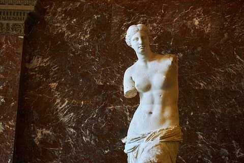 Louvre Private Tour in Chinese and English with a Certified Guide