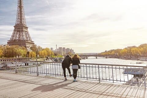 4 Hour Shared Walking Tour in Paris with Local Guide + Ebook