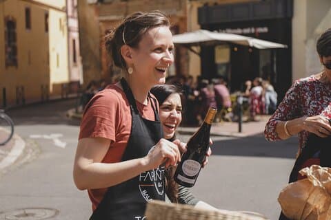 Your local guide Gabrielle warmly welcomes you!