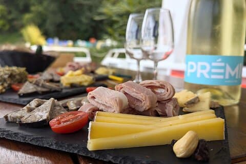 Aperitif boards prepared by your captain: local cold cuts and cheeses, Wines selected by our wine merchant, local organic bread! (non-contractual photo, depending on availability of producers)