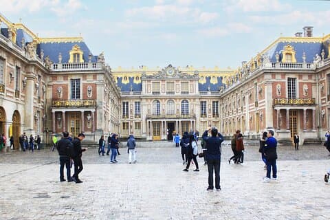 Experience the lavish lifestyle of French royalty as we explore the exquisite rooms of the Palace!