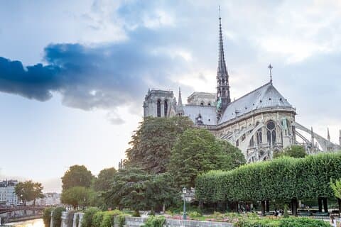 Paris: Exclusive Outside Tour of Notre Dame Cathedral
