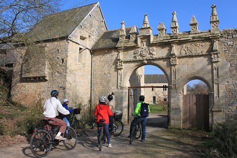 D-Day Private Full-Day E-Bike Tour: Omaha Beach & Pointe du Hoc