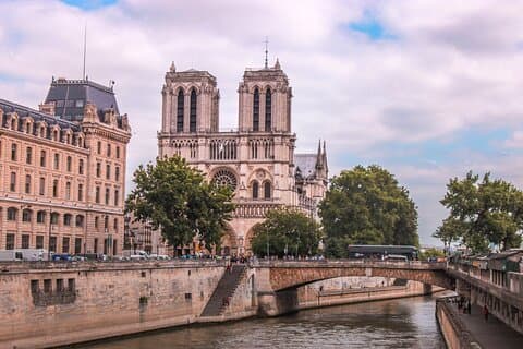 Paris Notre Dame Cathedral and Île de la Cité Guided Walking Tour