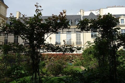 Walk in the secret gardens of the Marais Paris