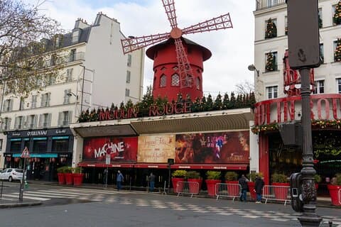 Paris Highlights Tour in Montmartre, Louvre, Notre-Dame and More