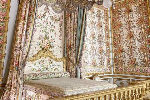 Louvre museum with private hotel pick up and drop