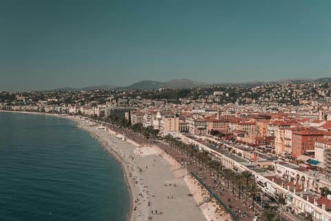 The world-famous Promenade des Anglais and the blue waters of Nice. / La célèbre Promenade des Anglais et les eaux azurées de Nice.