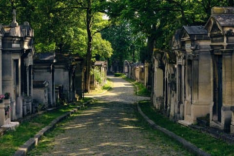 Père-Lachaise Secrets: Become a Cemetery Detective