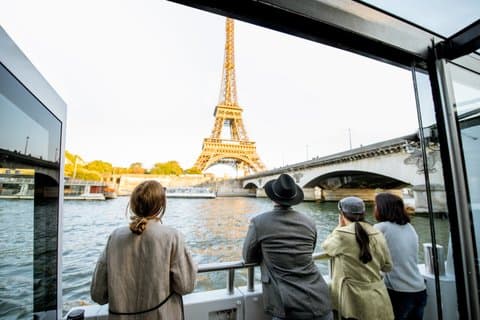 Private Guided Seine Cruise With Champagne