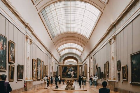 Private Exterior Tour Louvre Tuileries Orsay and Seine