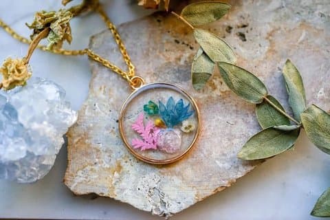 45 minute Resin Jewelry Making Workshop in Paris