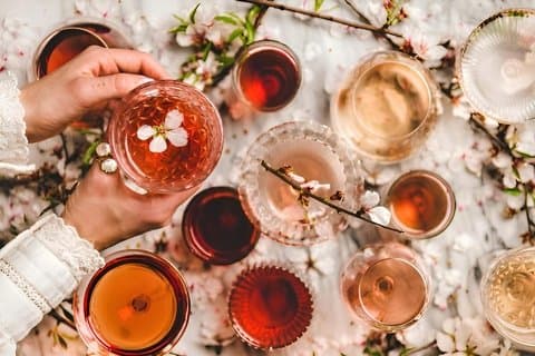Wine tasting and shake the wine