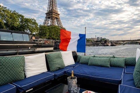 Romantic guided cruise with champagne
