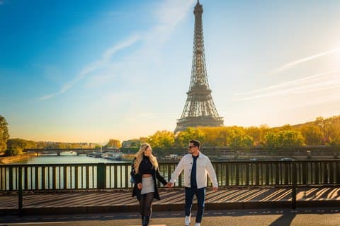 Paris Eiffel Tower Small-Group Photoshoot