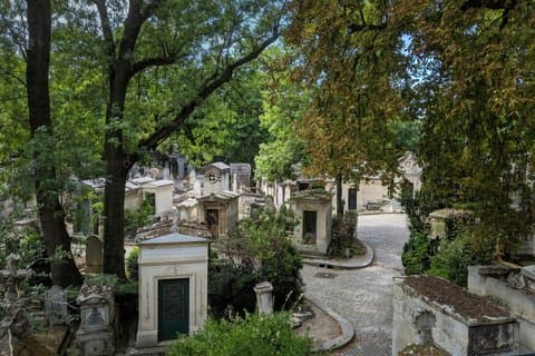 Pere Lachaise Cemetery Tour with Wine Tasting