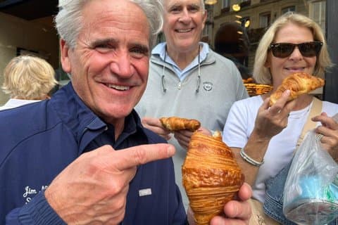 Paris Montmartre Good Morning Walking Tour with Breakfast