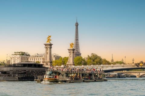 Seine River Cruise and Eiffel Tower Photoshoot in Paris