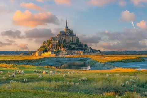 Mont Saint Michel and Local Creperie Lunch Bus Tour from Le Havre