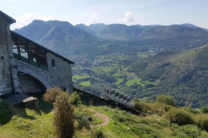 Riding cable car up to Jer Peak (1000m high) 5 mn from Lourdes Sanctuaries, France!