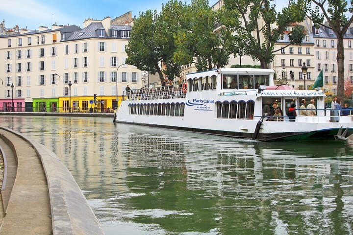 Enjoy a cruise on the very Parisian Canal Saint-Martin