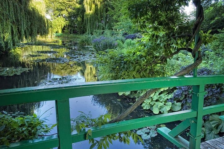 Giverny & Auvers Private Tour "On the road of Impressionists"