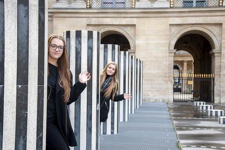Create memorable professional photos with your partner on A Taste of Paris Paparazzi Photo tour!