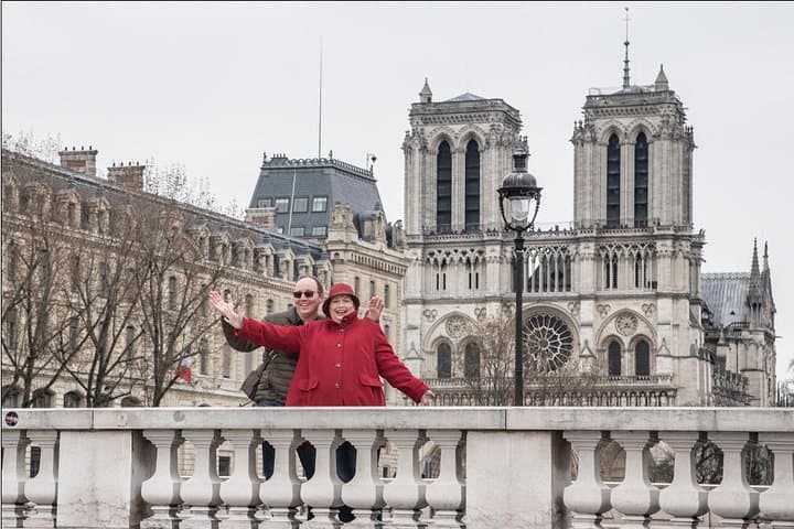 Create funny & memorable professional photos with your partner on A Taste of Paris Paparazzi Photo tour!