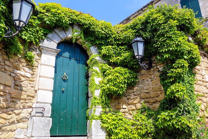 Avignon and the inspirational villages of the Vauclause - L'Isle sur la Sorgue, Fontaine de Vaucluse, bric-a-brac, antiques & renaissance frescos