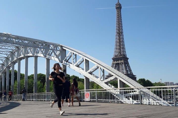 Sunrise Run & Sightseeing in Paris