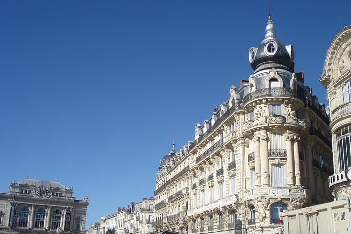 CityTour with local and Photo Portraits Souvenirs in Montpellier