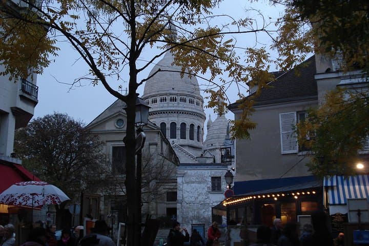 Private Tour: Montmartre Walking Tour, Dinner and Au Lapin Agile Cabaret