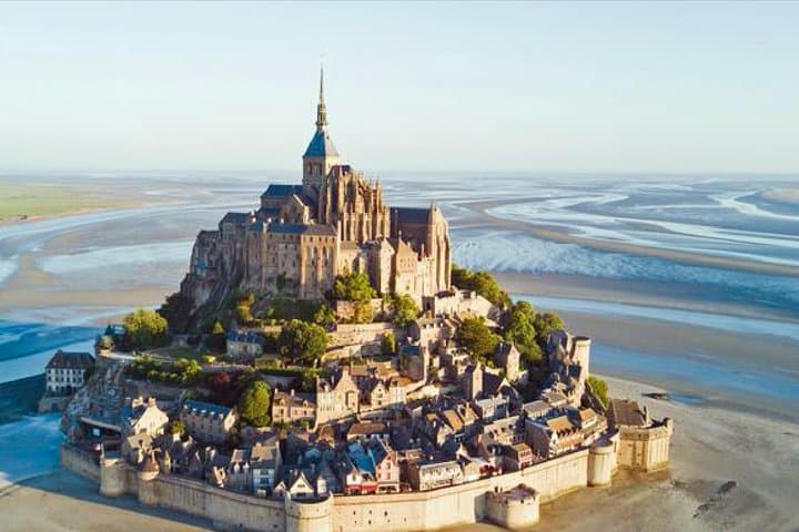 Day-trip with personal guide in Mont Saint-Michel from Paris with private car