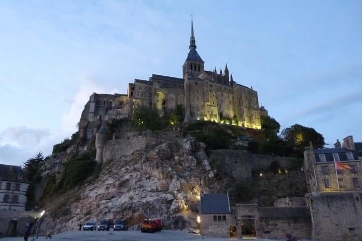 Day-trip with personal guide in Mont Saint-Michel from Paris with private car