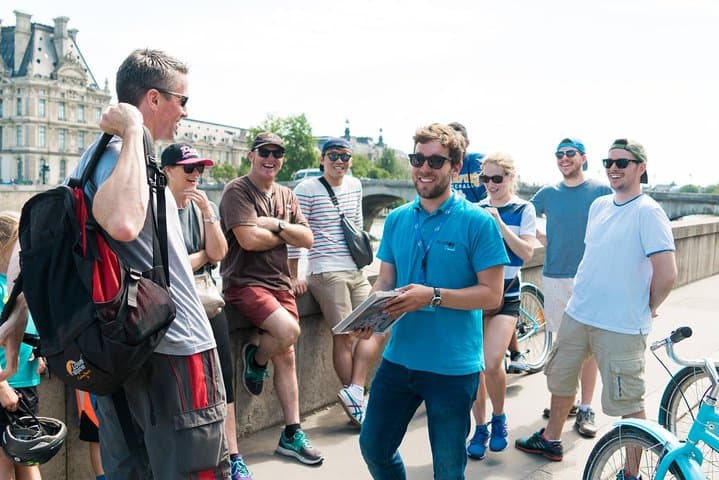 Paris Highlights Bike Tour: Eiffel Tower, Louvre and Notre-Dame