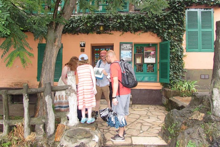 Family Treasure Hunt in Montmartre