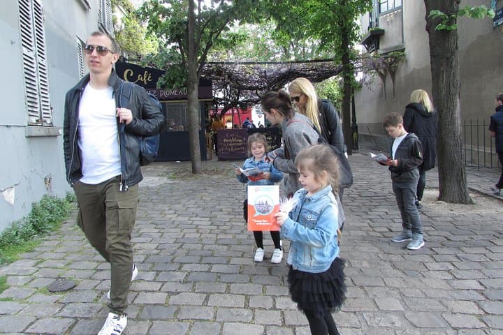 Family Treasure Hunt in Montmartre