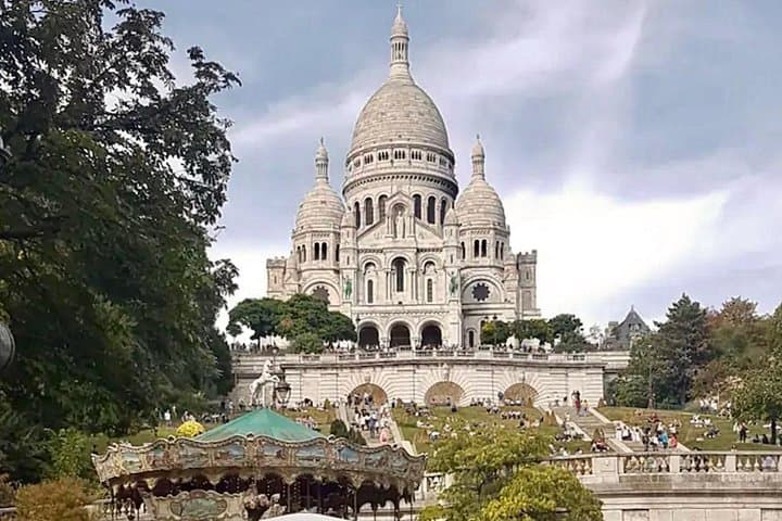 Paris: Montmartre Walking Tour with Wine & Cheese Tasting
