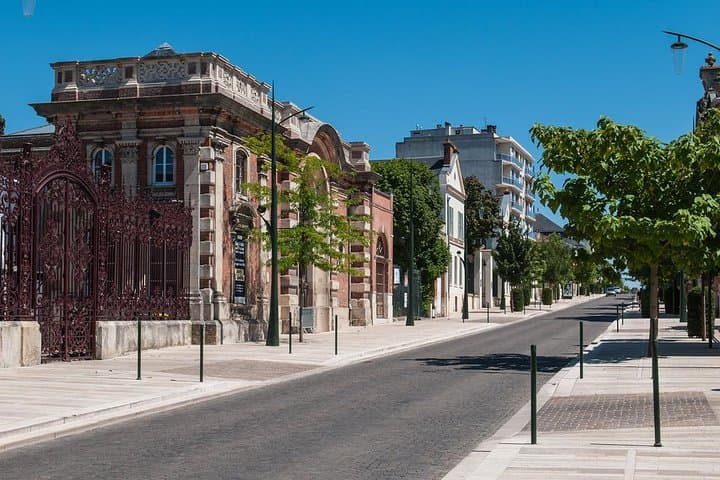 Private Champagne Tour and Reims from Paris with Hotel Pick Up
