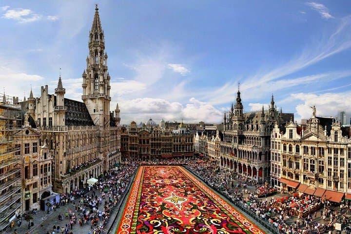 Private 12-hour round transfer to Belgium (Bruges) from Paris